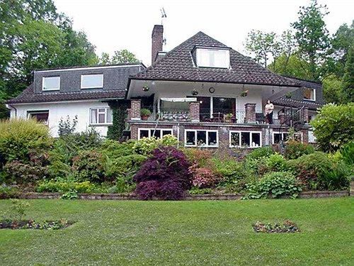 Linchens Bed And Breakfast Felbridge Екстериор снимка