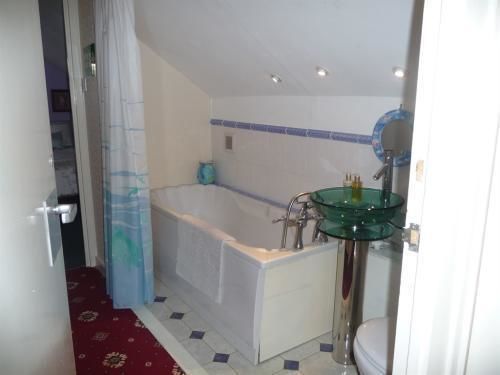 Linchens Bed And Breakfast Felbridge Екстериор снимка